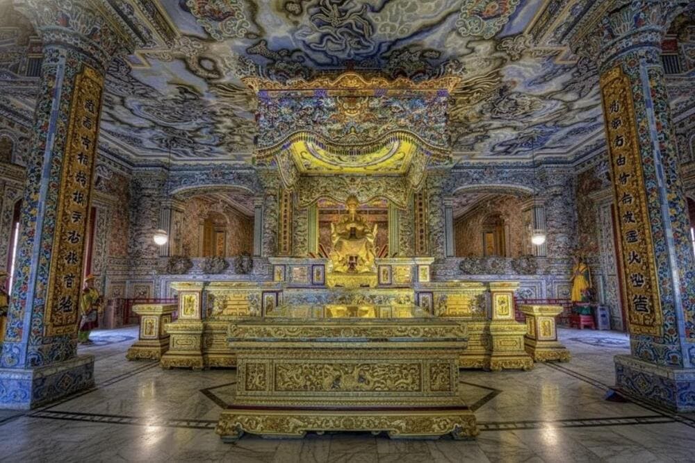 Lăng Khải Định tại Huế l&agrave; một trong những lăng tẩm ho&agrave;ng gia nổi bật nhất Việt Nam, kết hợp kiến tr&uacute;c Ph&aacute;p v&agrave; Việt Nam